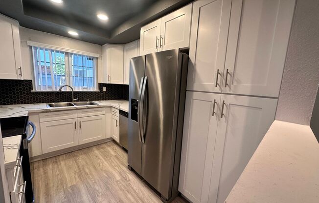 Townhouse - 2 Story, 3 Bedroom in the Beautiful City of Costa Mesa!