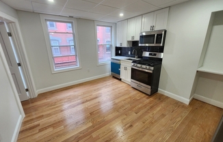 2 beds, 1 bath, 600 sqft, $2,700, Unit 3R