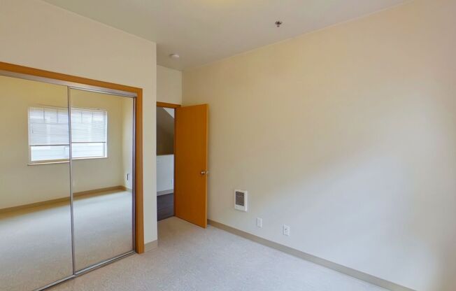 4 beds, 2 baths, $3,200, Unit 16