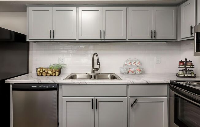 3 beds, 2 baths, 1,098 sqft, $1,800, Unit 34