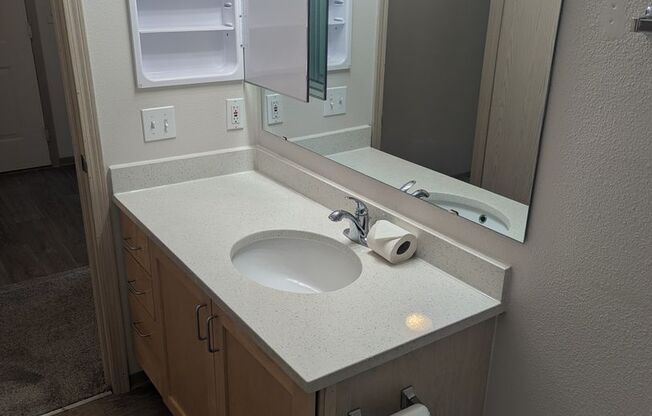 2 beds, 1 bath, 878 sqft, $1,775, Unit E202