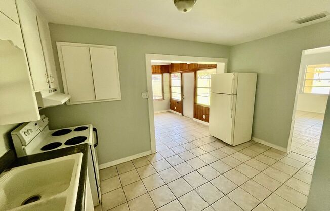 HUGE Lakeland 3BR/1BA w/Carport in Nice Residential Neighborhood!