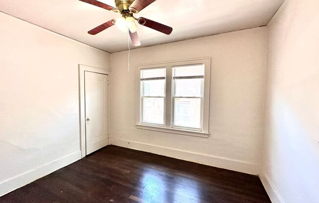 4 beds, 1 bath, $1,000, Unit 3279 Calvert St - Upper