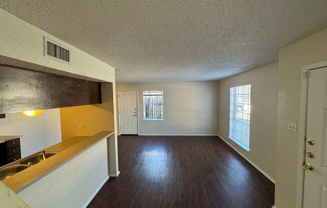 2 beds, 1 bath, 968 sqft, $850, Unit 4503 Westcliff Unit D