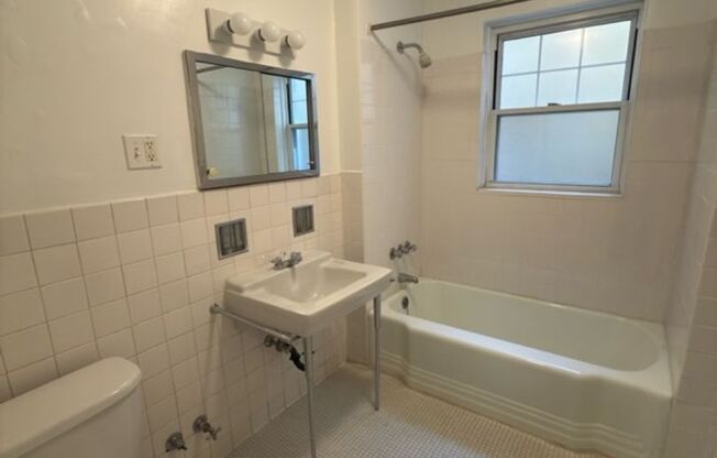 Studio, 1 bath, 323 sqft, $1,175, Unit Old King Edward 331