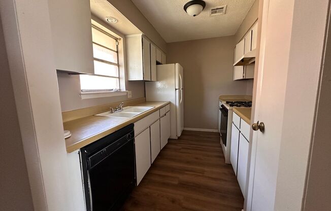 2 beds, 1 bath, 900 sqft, $825, Unit A