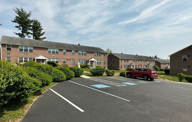 2 beds, 1 bath, $1,675, Unit H-4