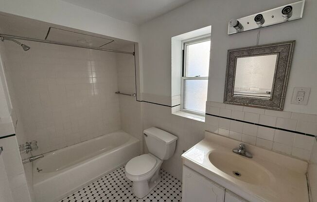 1 bed, 1 bath, 572 sqft, $1,510, Unit Old King Edward 46