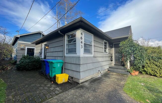 2Bd/1Ba Home is located in the Beaumont-Wilshire neighborhood in Portland~ Washer/Dryer in Unit and Shared Backyard!!!