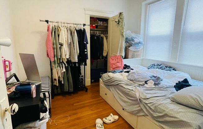 3 beds, 1 bath, 784 sqft, $3,900, Unit 14P-11