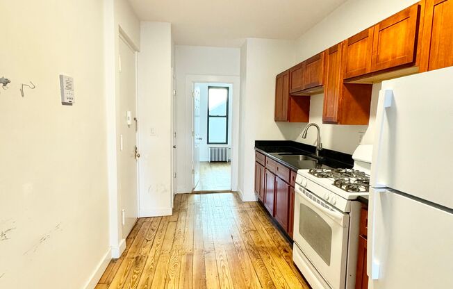 2 beds, 1 bath, $2,700, Unit 2R