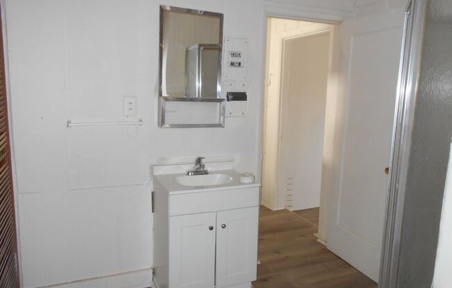 1 bed, 1 bath, $1,050, Unit Unit B