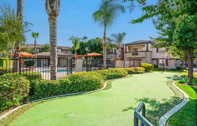 Barton Vineyard Apartments - Putting green