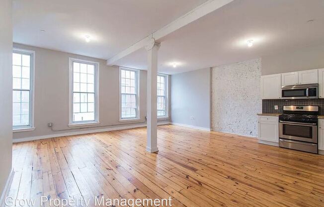 11-13 S Strawberry St 2nd Fl