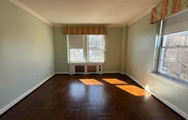 3 beds, 2 baths, 1,952 sqft, $3,200, Unit Royal York 916