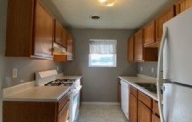 3 beds, 1 bath, $1,195, Unit Apt C