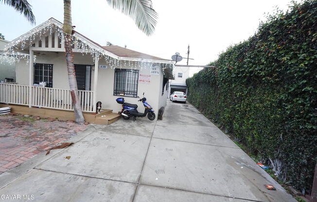 439 E FLORENCE AVE W