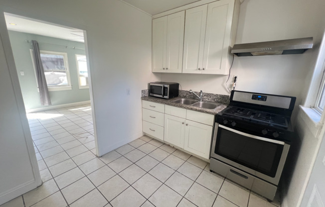 2 beds, 1 bath, 1,000 sqft, $2,300, Unit 1033 1/2  E 2nd Street