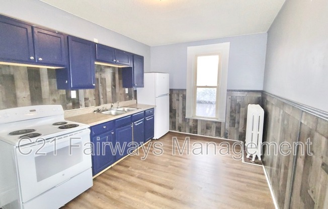 208 THOMPSON ST