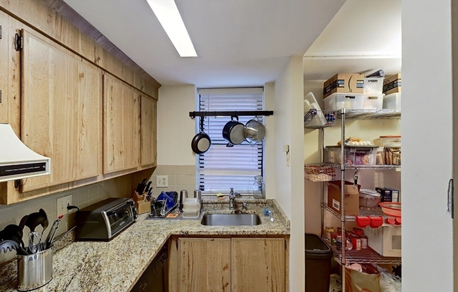 2 beds, 1 bath, 932 sqft, $3,950, Unit 005