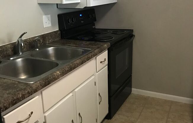 1 bed, 1 bath, 625 sqft, $850, Unit 4212 Wyndsor Terrace Building 2 #28