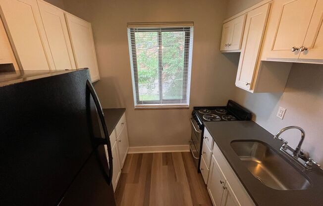 1 bed, 1 bath, 600 sqft, $1,359, Unit 5627 Rippey St. #B6