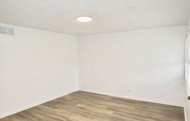 Charming 3-bedroom, 1-bathroom Townhouse in Midland, PA!