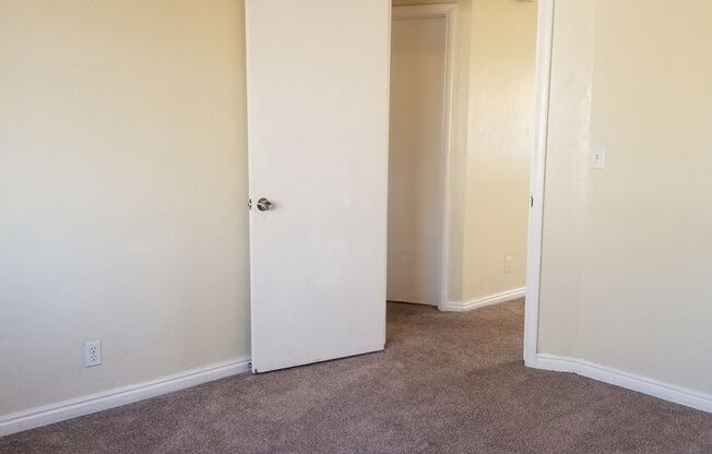 2 beds, 1 bath, 735 sqft, $1,050, Unit A2