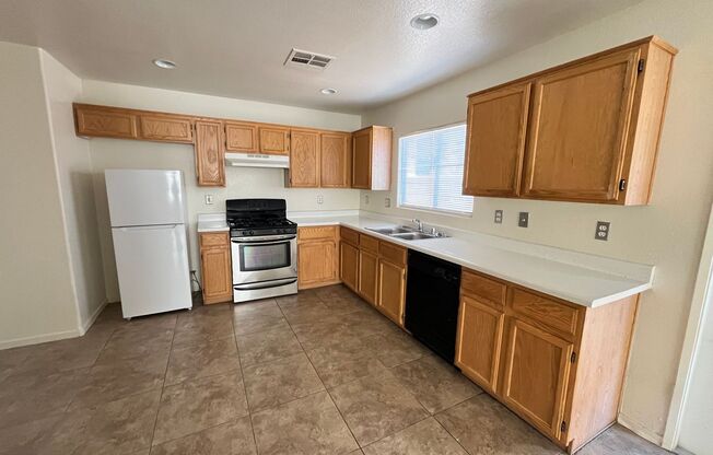 2 Bedroom 1.5 Bathroom Starter Home in Gated Community!