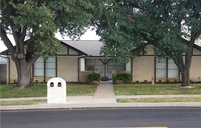 Welcome to this spacious 2-bedroom, 2-bath duplex located in the desirable South Ridge Addition.