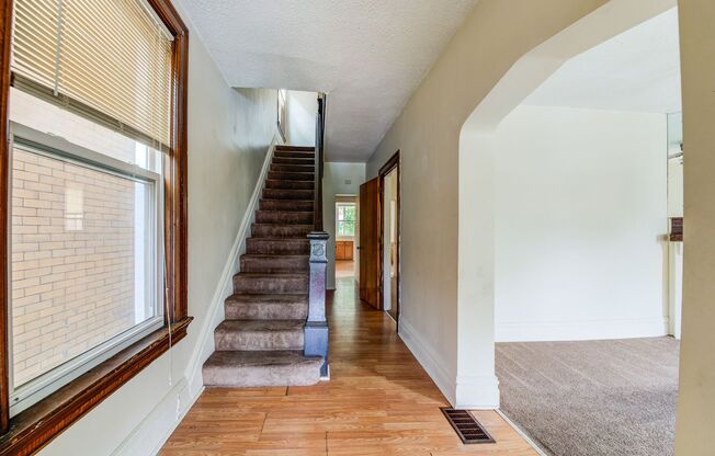 5 beds, 1.5 baths, $1,899, Unit Mt Washington