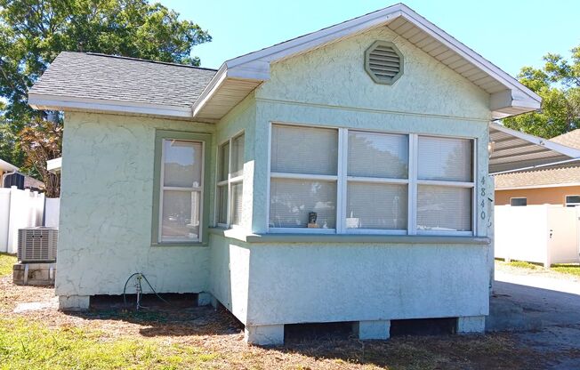 2/1 bungalow in north St Pete