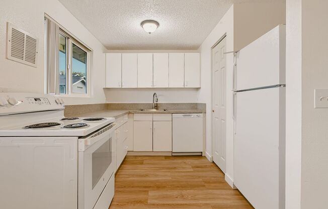 3 beds, 1 bath, 864 sqft, $1,445, Unit 39