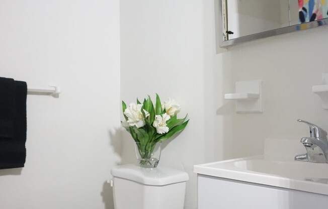 2 beds, 1 bath, 925 sqft, $1,449, Unit H04