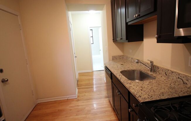 2 beds, 1 bath, $1,800, Unit 4750 #1W
