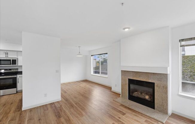 Prime Maple Leaf Bright 2-Bed 2-Bath Corner Condo