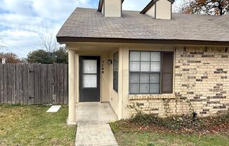 AVAILABLE NOW!!! Half Duplex 2 bed 1 bath in Dallas