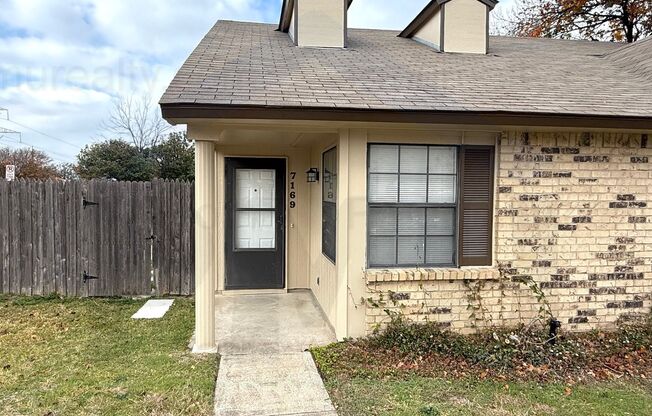 AVAILABLE NOW!!! Half Duplex 2 bed 1 bath in Dallas