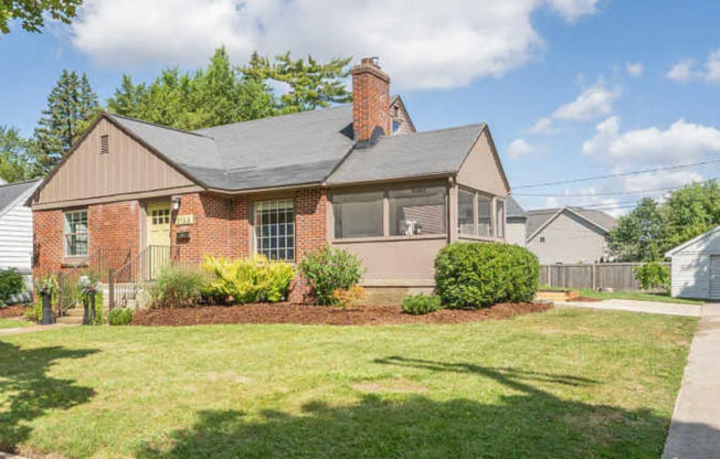 East Grand Rapids Gem: 4-Bedroom, 2-Bath Updated Home for Rent!