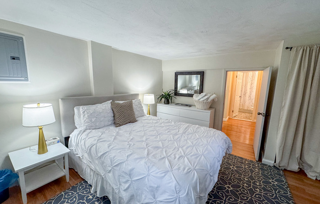 1 bed, 1 bath, 700 sqft, $4,300, Unit 2B