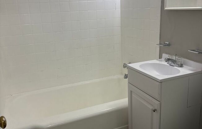 Studio, 1 bath, 400 sqft, $1,200, Unit 902