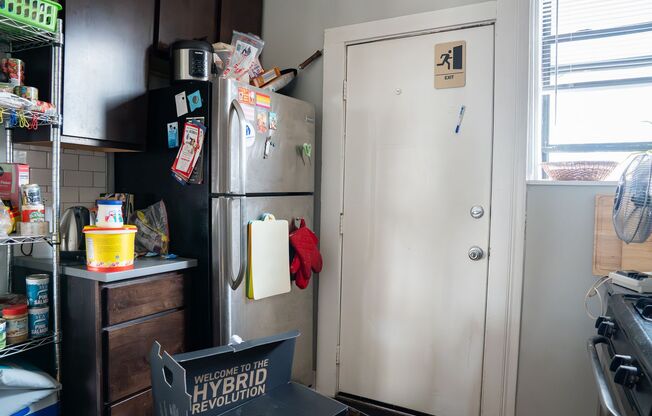 3 beds, 1 bath, 850 sqft, $1,985, Unit 3002-3S