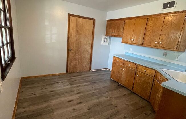 3 beds, 1.5 baths, $1,600, Unit Apt. 3