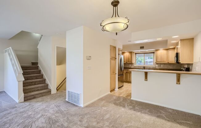 4b/3.5ba 3 Story Condo in Table Mesa!