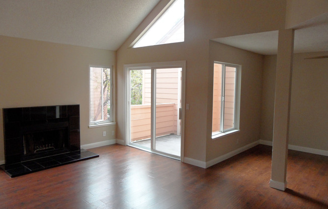 3 bed/2 bath Upstairs condo! Hardwood floor, full kitchen, washer/dryer