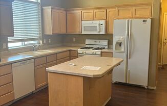 2 beds, 2 baths, $1,995, Unit 911 NE Hidden Valley Dr