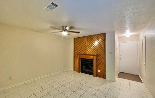 2 beds, 1 bath, 814 sqft, $975