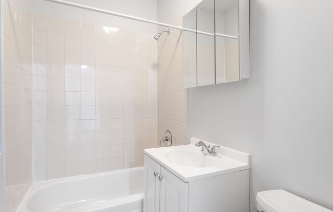 3 beds, 1 bath, 632 sqft, $2,350, Unit 1460-209