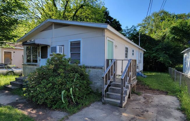 Great 3 bedroom/1 bath house with fully fenced yard