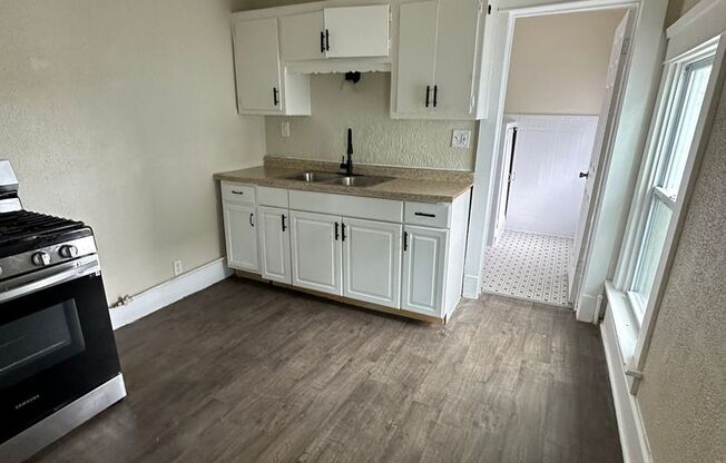 1 bed, 1 bath, $850, Unit Apt 2